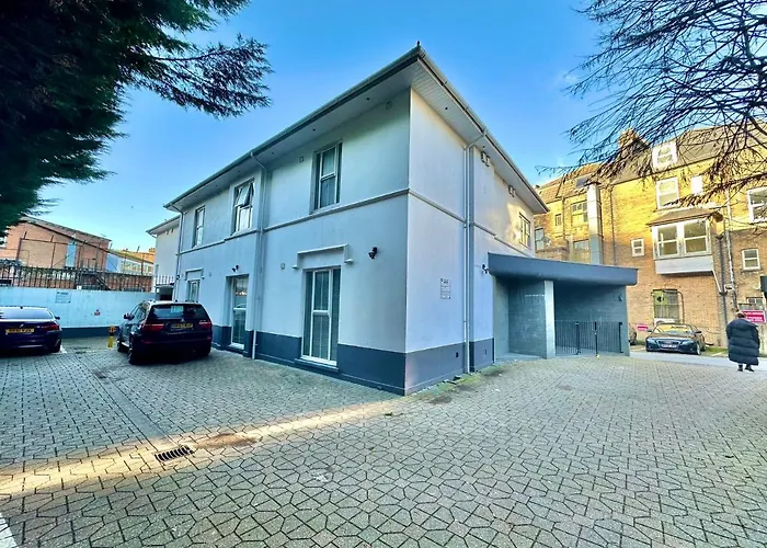 Cozy Downtown Retreat - Central Apartment With Short Walk To Beach