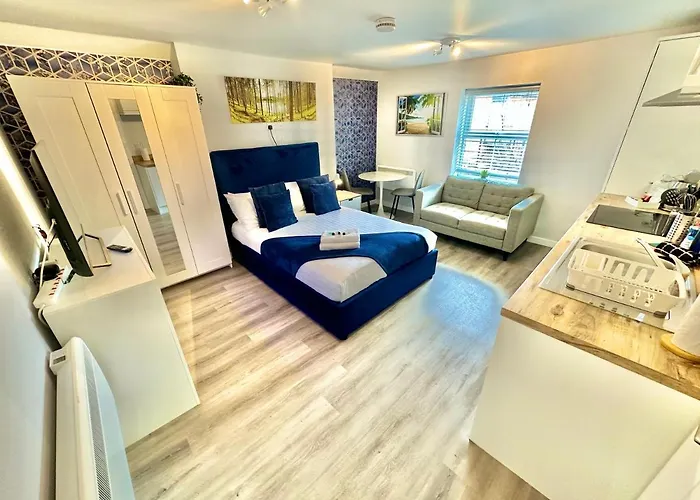 Cozy Downtown Retreat - Central Apartment With Short Walk To Beach